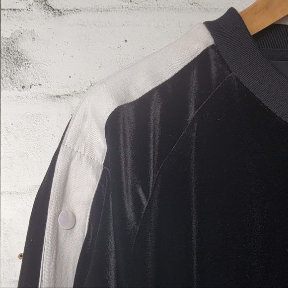 Madison Supply Black Velour Pullover Sweatshirt L Zip Pockets Stripe - Picture 4 of 6